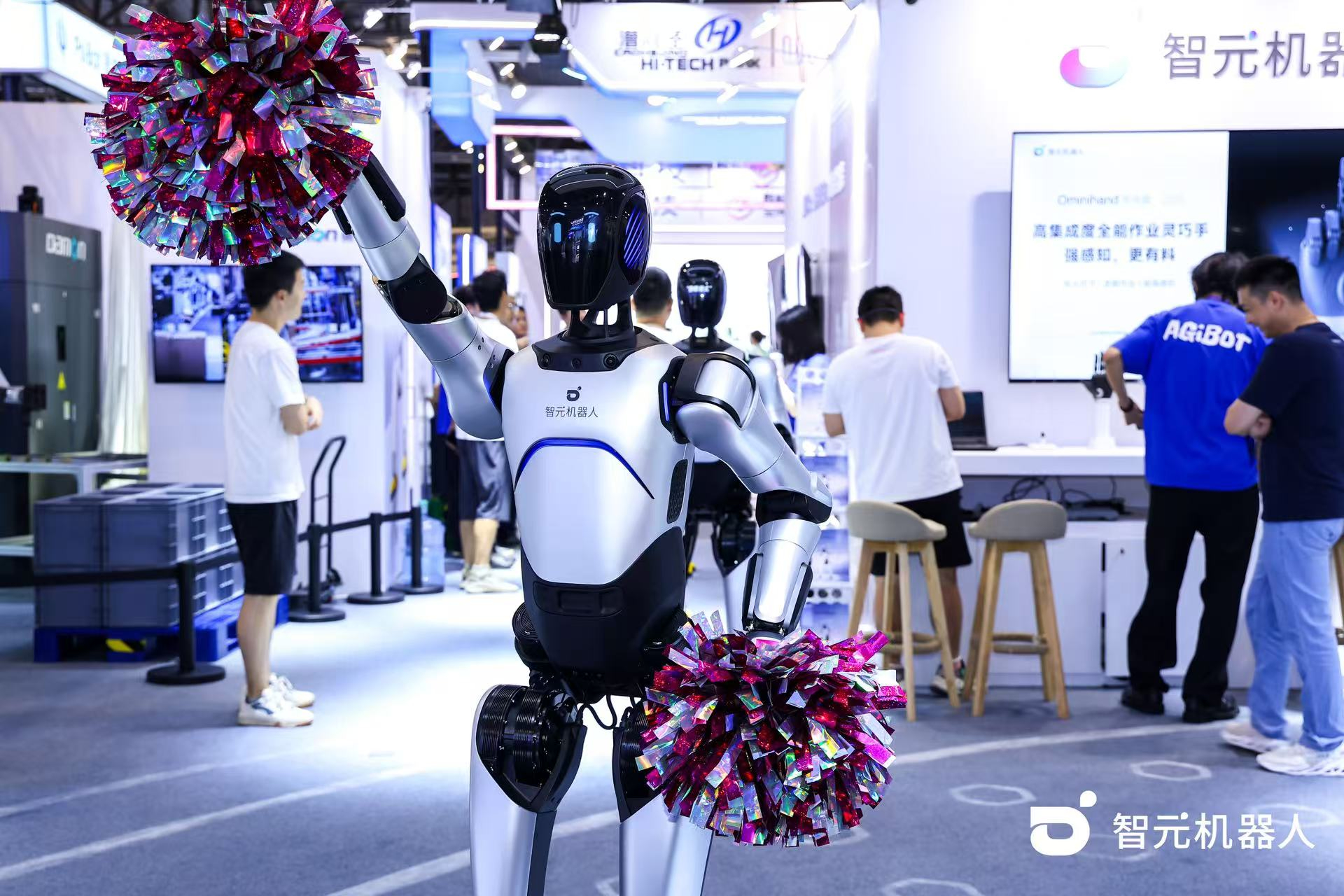 三亿体育机器人 WAIC 首日展台火爆，机器...
